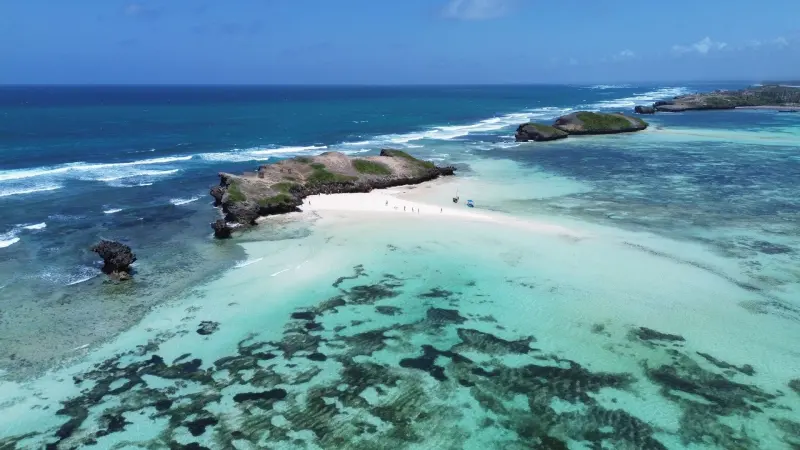 The white sand and islands of the 7 Islands beach from the air